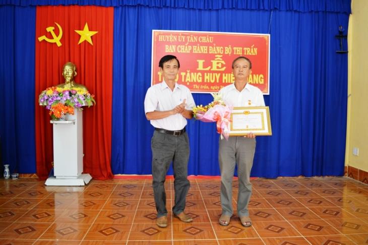 Tân Châu trao tặng huy hiệu đảng cho đảng viên Thị Trấn Tân Châu